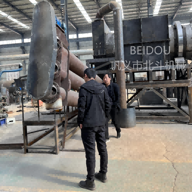 付经理为客户介绍竹子看片网站观看出炭方式