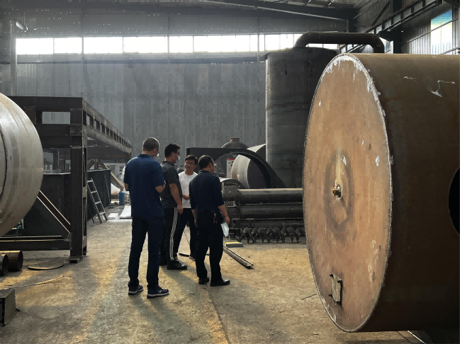 业务经理为客户详细介绍看片网站观看配套设备