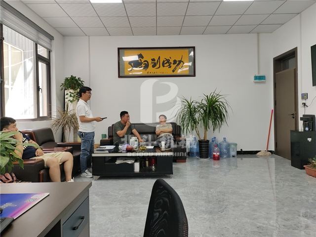 参观看片网站观看的客户络绎不绝,洽谈合作正忙时