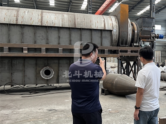 客户进入车间考察工业化褐煤看片网站观看