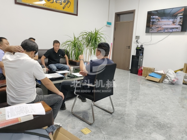 锂电池看片网站观看热卖,张总工程师现场解答客户疑惑